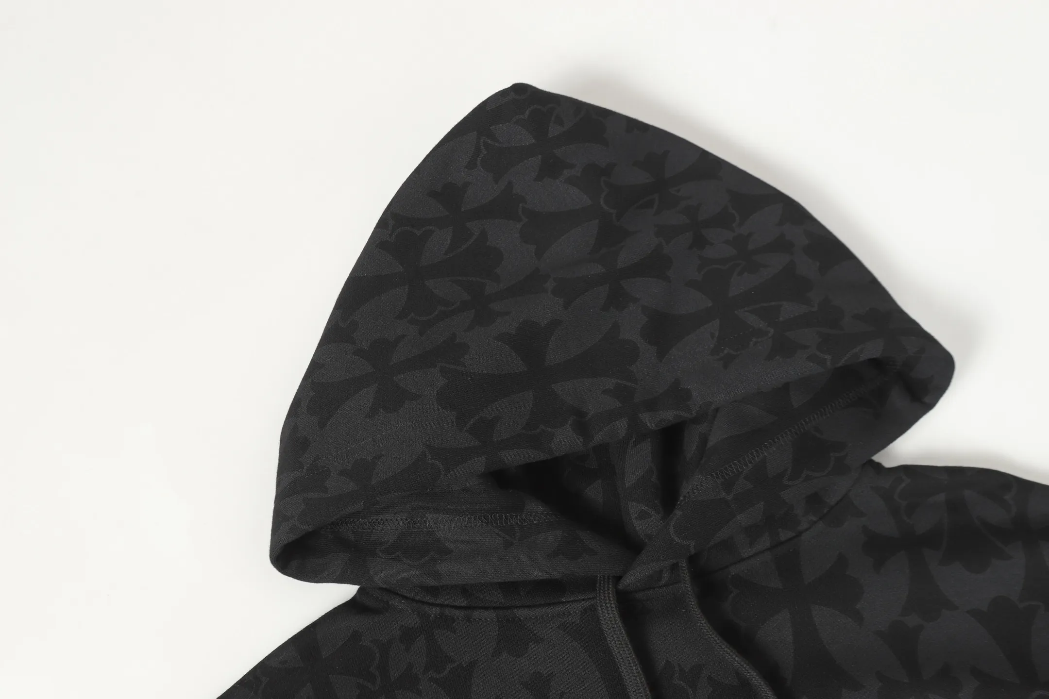 P280 #L3120 cross-border model. Those who pursue quality should not place an order. -Chrome Hearts/Chrome Heart Dark Pattern Cross✝️Horseshoe Sanskrit Hooded Sweatshirt -High weight, high density and high quality. The wool is soft, delicate and skin-friendly. It feels soft and silky. It has excellent warmth and skin-friendly properties.